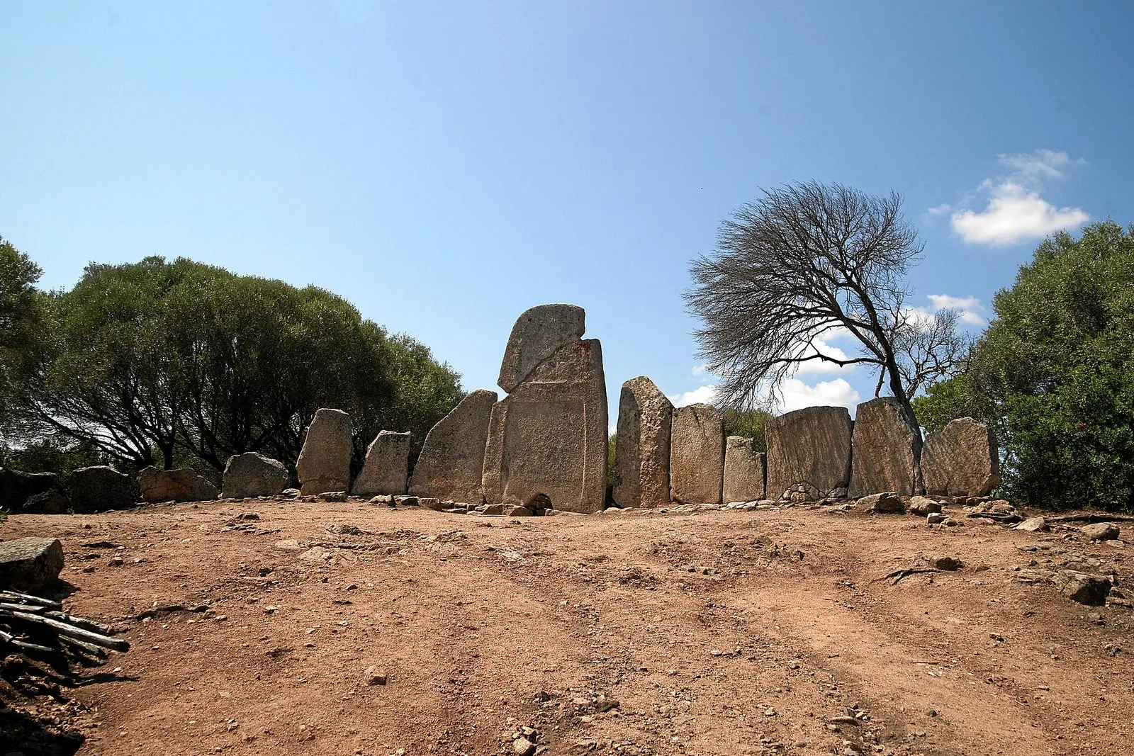 La stele centinata della tomba dei giganti di Coddu Vecchiu ad Arzachena