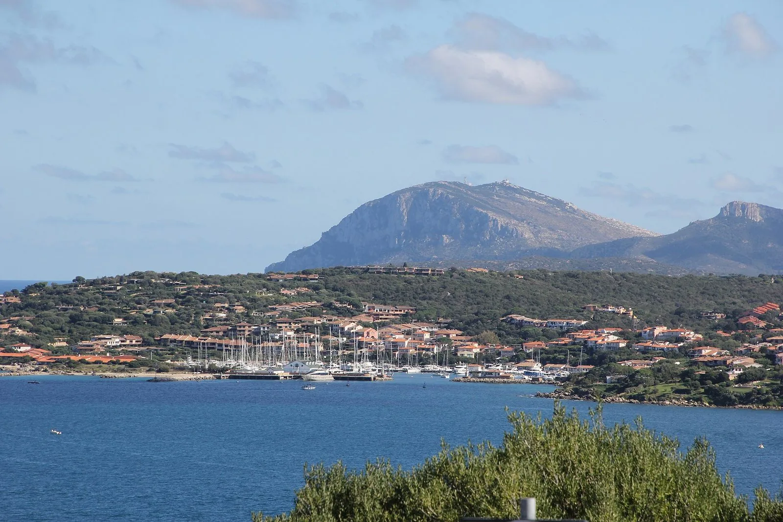 Spiaggia di sabbia chiara sul Golfo di Marinella con acqua turchese e fondale basso