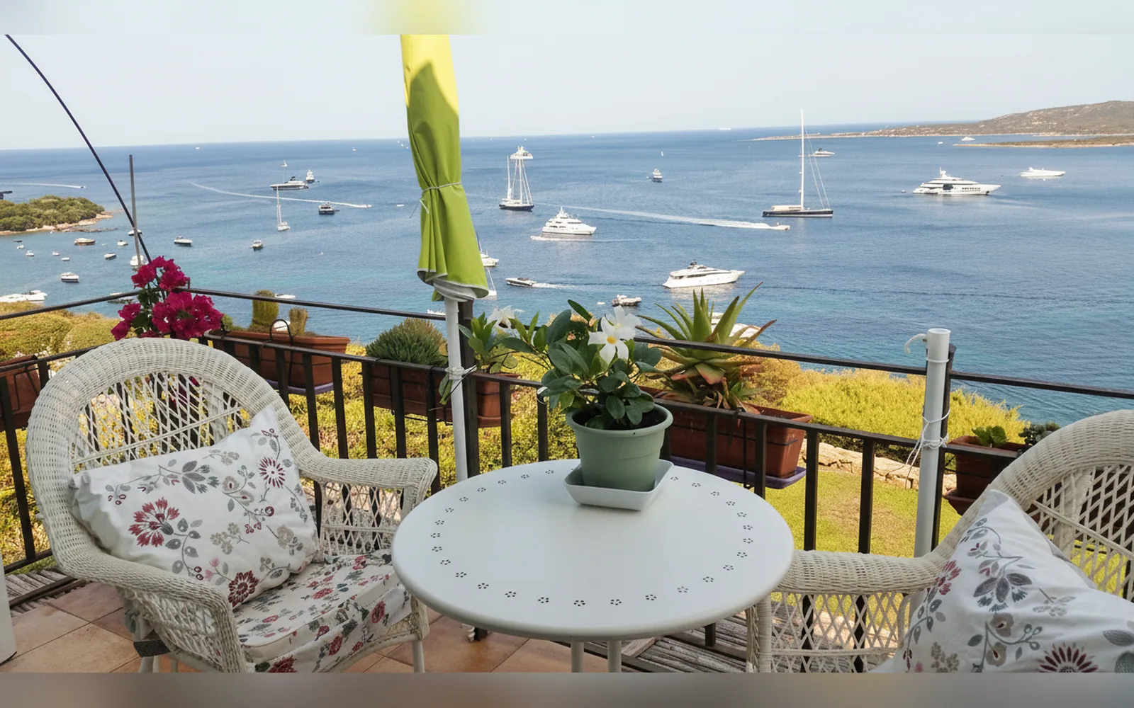 Il balcone con tavolo e vista sul golfo